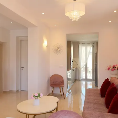 Apartment Bella Bianca , 200m From Square