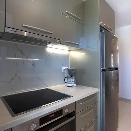 Bella Bianca , 200m From Square