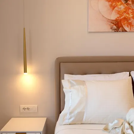 Bella Bianca , 200m From Square Apartment