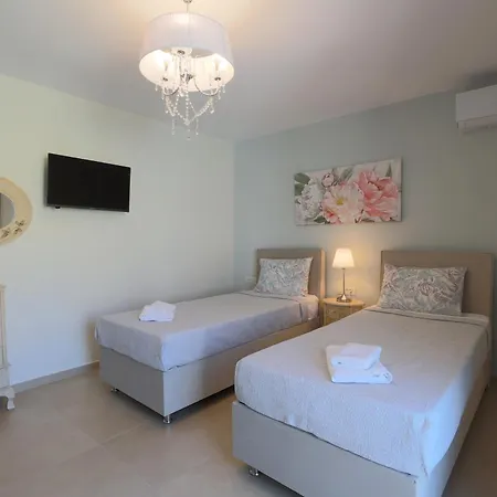 Bella Bianca , 200m From Square Apartment