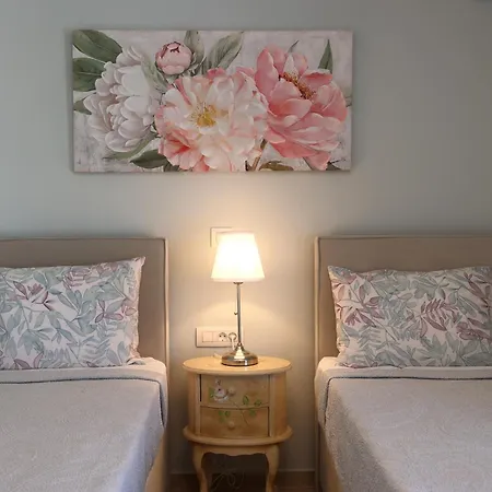 Bella Bianca , 200m From Square Apartment